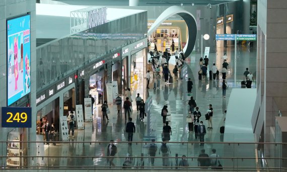 인천국제공항 2터미널 면세점에서 출국자들 쇼핑. /사진=뉴스1화상