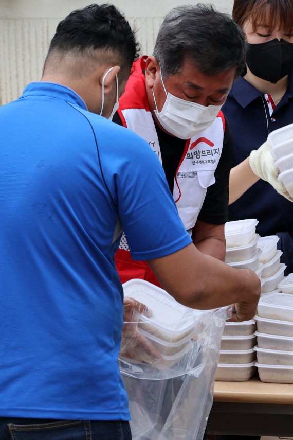 추석 당일인 지난 10일 희망브리지 관계자들이 태풍 '힌남노' 피해가 컸던 경북 포항시 남구 대송면에서 이재민들에게 아침식사를 제공하고 있다.
