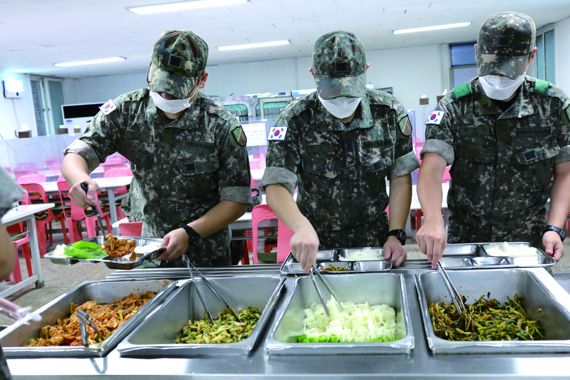 눈으로 먹는다는 얘기처럼 "시각적으로 너무 맛있어 보인다!"며 기대감을 담아 듬뿍 담아 배식하는 장병들. 사진=육군 제공