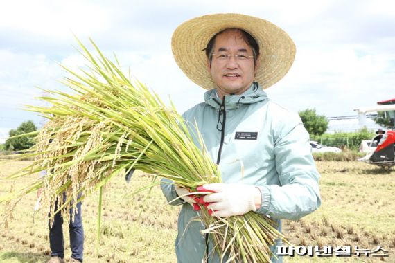 이동환 고양특례시장 올해 첫 햇벼 수확 참석. 사진제공=고양시