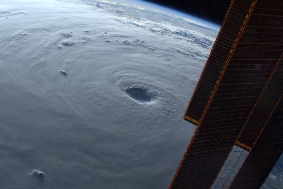 태풍 '난마돌' 우주에서 보니... 아름다운 사진 화제
