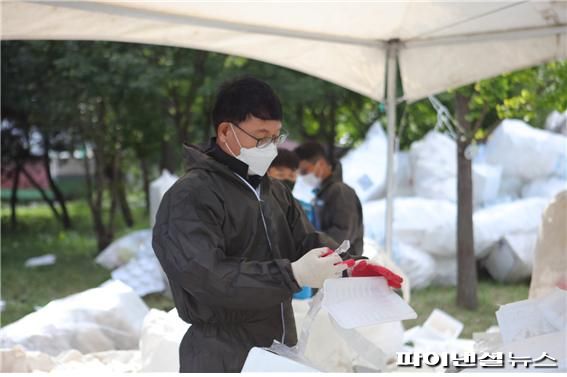 서영삼 안산도시공사 사장 15일 재활용선별센터에서 스티로폼 선별작업 수행. 사진제공=안산도시공사