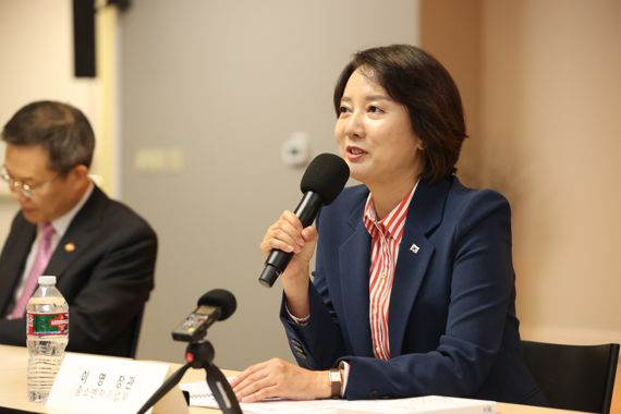 18일(미국 현지시간) 이영 중소벤처기업부 장관이 미국 캘리포니아주 실리콘밸리에서 열린 '디지털 유니콘·스타트업 간담회'에서 인사말을 하고 있다. 중소벤처기업부 제공