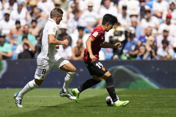 [마드리드=AP/뉴시스]11일 레알 마드리드전에서 드리블하는 이강인. 2022.09.11.