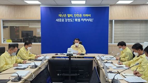 19일 김명선 강원도 행정부지사는 이날 춘천시 동산면 소재 양돈농장 아프리카돼지열병 확진 관련, 추가 확산을 막기 위한 긴급 차단방역에 총력을 기울일 것."을 당부하였다. 사진=강원도 제공