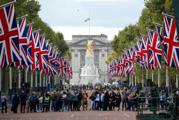 16일 오후(현지 시간) 영국 런던 버킹엄궁에 엘리자베스 2세 여왕 서거로 인한 조기가 걸린 가운데 궁 앞 거리 더 몰(the mall)이 통제되고 있다. 2022.9.17/뉴스1 ⓒ News1 안은나 기자