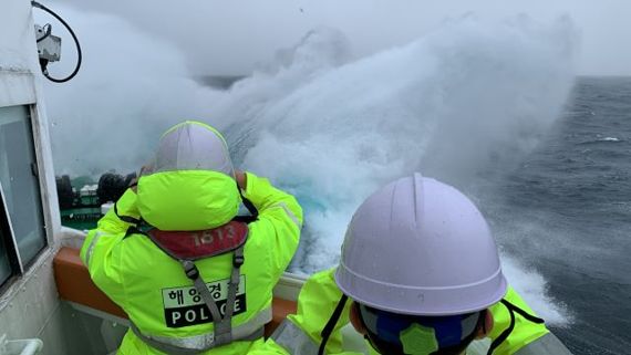 19일 도해해경은 이날 오전 10시께 동해 망상해변에서 실종자가 발생, 해경이 수색중이다고 밝혔다. 19일 현재 동해중부전해상에는 제14호 태풍 난마돌에 영향으로 인한 풍랑경보가 발효중이다. 사진은 수색중인 동해 해경. 사진=동해 해경 제공