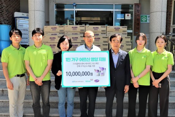 '1인 가구 노인 영양식' 기부금 전달식 모습.(사진=서울에프엔비 제공) *재판매 및 DB 금지