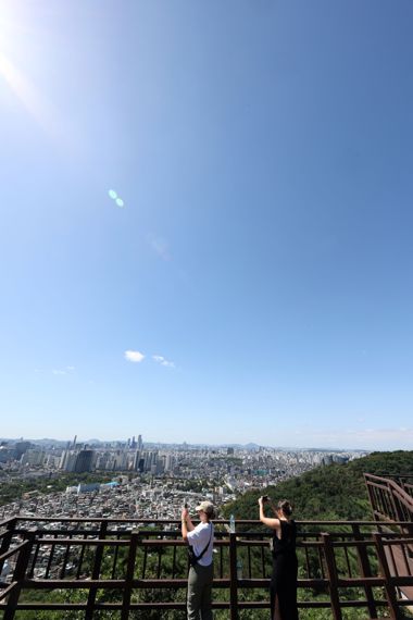 태풍 영향권 밖 서울은 푸른 하늘