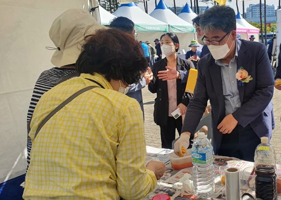 임상섭 산림청 차장(오른쪽)이 19일부터 사흘간의 일정으로 서울 월드컵공원 평화광장 일원에서 열리는 ‘제16회 전국 숲해설 경연대회’에 참석, 천연염색 부스 체험을 하고 있다.