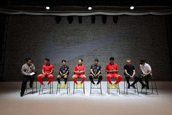 19일 오전 서울 강남구 써클81에서 열린 2022 대한민국 축구 국가대표팀 유니폼 공개 행사에서 박문성 해설위원과 파울루 벤투 축구대표팀 감독, 선수들이 이번 유니폼에 대해 이야기를 나누고 있다. (나이키코리아 제공) 2022.9.19/뉴스1