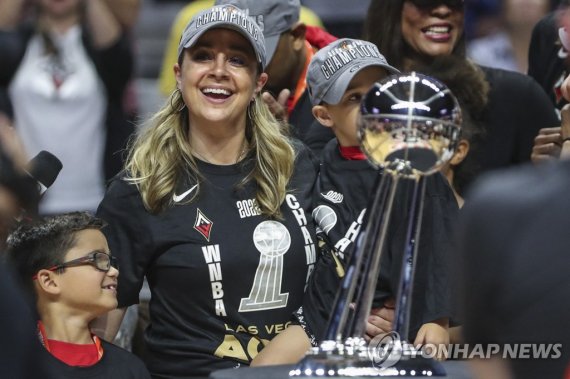 라스베이거스의 WNBA 우승을 이끈 베키 해먼 감독 Sep 18, 2022; Uncasville, Connecticut, USA; Las Vegas Aces head coach Becky Hammond celebrates after winning the WNBA Championship in game four of the 2022 WNBA Finals against the Connecticut Sun at Mohegan Sun Arena. Mandatory Credit: Wendell Cruz-USA TODAY Sports