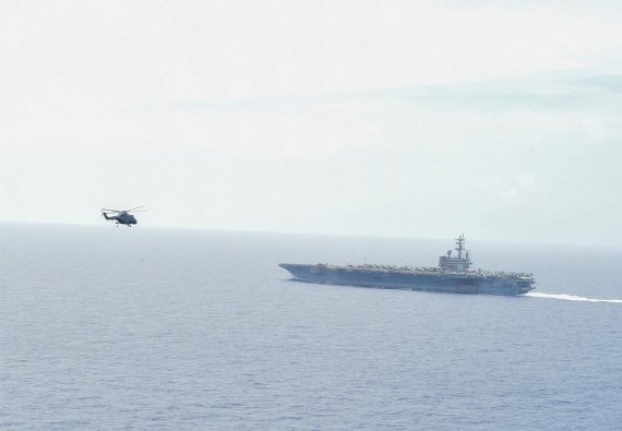 미국 핵추진 항모로 향하는 헬기. 일본 오키나와 동남방 공해상에서 한미 해군의 연합 훈련이 벌어진 지난 6월 2일 미국 핵추진 항모 로널드레이건호를 향해 미국 해상작전헬기 MH-60이 비행하고 있다. 사진=합참 제공