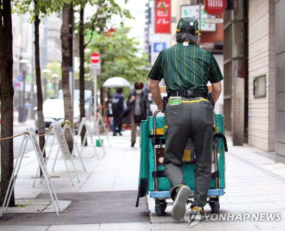 일본 도쿄에서 택배 배달을 하는 노인. 연합뉴스