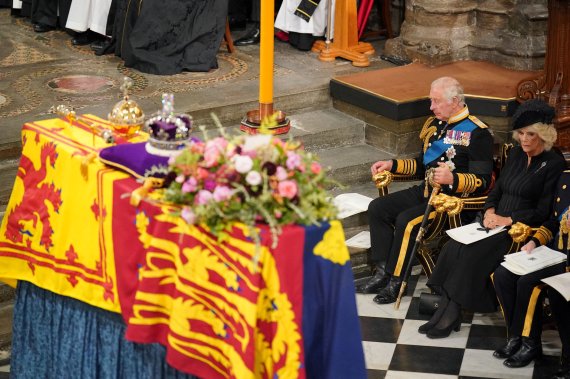 여왕의 관 옆을 지키고 있는 찰스 3세 영국 국왕과 커밀라 왕비. /로이터 뉴스1