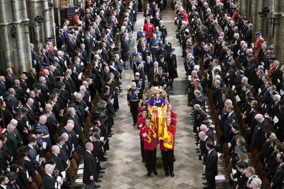 19일(현지시간) 런던 웨스트민스터 사원에서 엄수된 고 엘리자베스 2세 영국 여왕 장례식에서 관 운구 행렬을 찰스 3세 새 국왕 등 왕실 가족들이 뒤따르고 있다. /AP 뉴시스