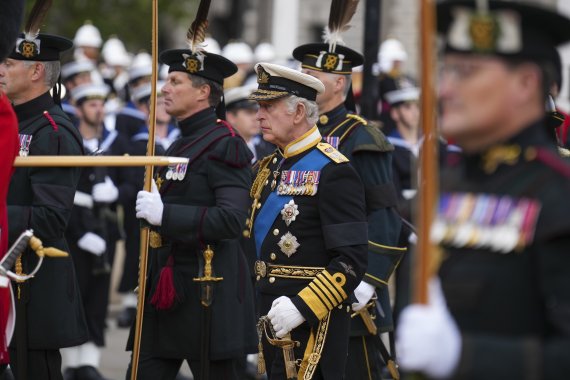 [런던=AP/뉴시스] 찰스 3세 영국 국왕이 19일(현지시간) 영국 런던의 웨스트민스터 홀에서 웨스트민스터 사원으로 향하는 고 엘리자베스 2세 영국 여왕의 운구 행렬을 따르고 있다. 2022.09.19.