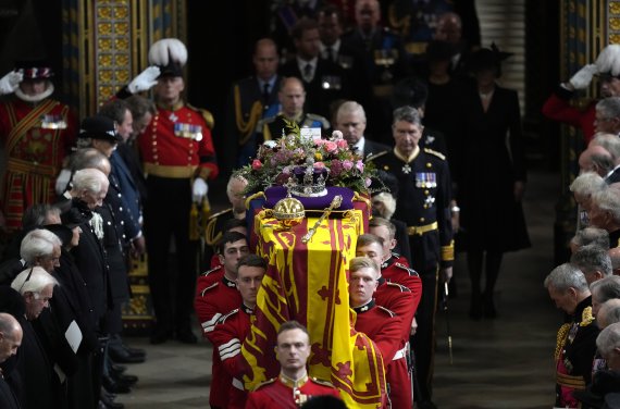 [런던=AP/뉴시스] 19일(현지시간) 영국 런던의 웨스트민스터 사원에서 국장을 마친 고 엘리자베스 2세 여왕의 시신이 담긴 관이 사원을 떠나고 있다. 사원을 나선 여왕의 관은 집무실이던 버킹엄궁과 하이드파크 인근 웰링턴 아치를 거쳐 런던을 떠난다. 2022.09.19.
