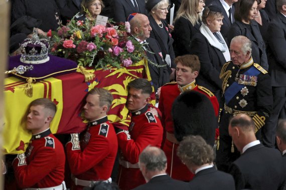 [런던=AP/뉴시스]고 엘리자베스 2세 영국 여왕의 시신을 담은 관이 19일 웨스트민스터 사원에서의 추모 예배를 마친 후 찰스 3세 새 국왕 등 영국 왕실 가족들이 뒤따르는 가운데 웨스트민스터 사원을 떠나, 윈저성으로의 마지막 여정에 오르고 있다. 2022.9.19