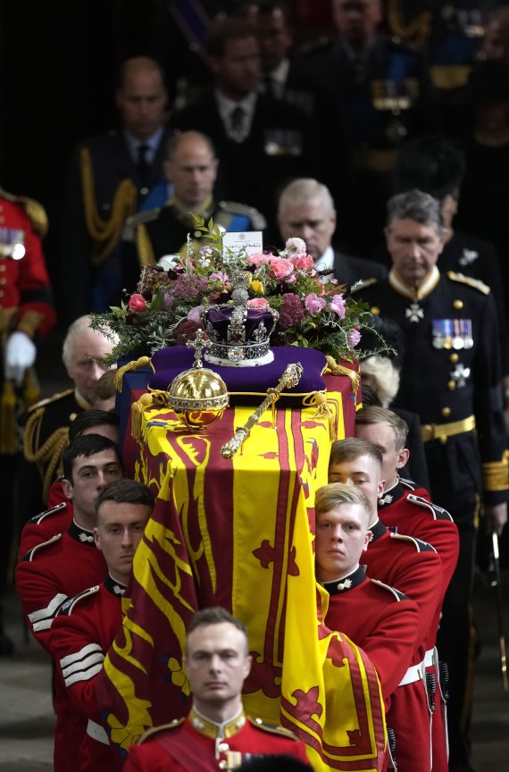 [런던=AP/뉴시스] 19일(현지시간) 영국 런던의 웨스트민스터 사원에서 국장을 마친 고 엘리자베스 2세 여왕의 시신이 담긴 관이 사원을 떠나고 있다. 사원을 나선 여왕의 관은 집무실이던 버킹엄궁과 하이드파크 인근 웰링턴 아치를 거쳐 런던을 떠난다. 2022.09.19.