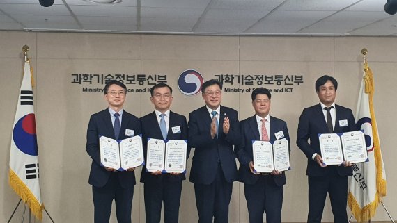네트워크 보안 전문기업 수산아이앤티는 유해사이트차단 솔루션 ‘eWalker SWG V9'이 ‘K-ICT 신SW상품대상’으로 과학기술정보통신부 장관상을 수상했다. 지난 19일 시상식에서 (왼쪽부터)김진석 래브라도랩스 대표, 박정형 에쓰씨솔루션글로벌 부사장, 박윤규 과기정통부 차관, 김종우 수산아이앤티 전무, 한제헌 아이렌소프트 대표가 기념촬영을 하고 있는 모습. (사진=수산아이앤티 제공) *재판매 및 DB 금지