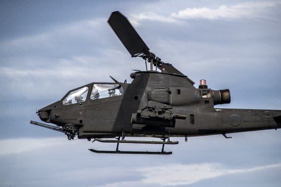 지난 2022년 9월 20일 경기도 포천에 있는 승진과학화훈련장에서 육군이 대규모 기동화력 시범 중 AH-1S 코브라 공격헬기가 기동하고 있다. 육군 제공