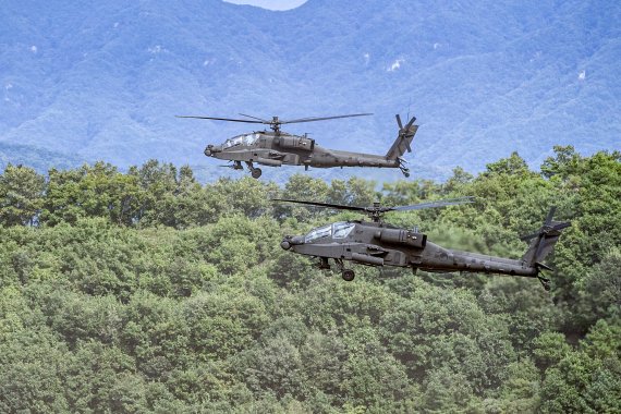 경기도 포천 승진과학화훈련장에서 육군이 선보인 대규모 기동화력 시범에서 AH-64E 아파치 공격헬기가 기동하고 있다. 사진=육군 제공