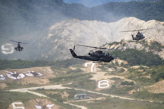 경기도 포천 승진과학화훈련장에서 육군이 선보인 대규모 기동화력 시범에서 AH-1S 코브라 공격헬기가 기동하고 있다. 사진=육군 제공
