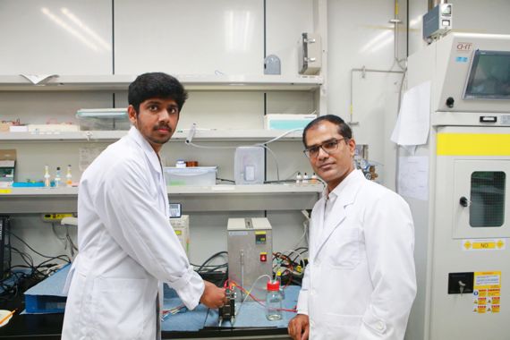 DGIST 에너지공학과 상가라쥬 교수(오른쪽)와 스리다르 석사과정생이 암모니아를 만드는 전기화학적 공정용 촉매를 개발했다. DGIST 제공