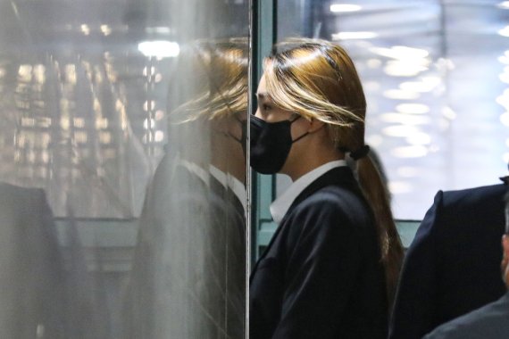 [서울=뉴시스] 권창회 기자 = 지난 6월 DB그룹 제36회 한국여자오픈 대회에서 골프 규칙을 위반한 윤이나가 20일 오전 서울 강남구 한국여자프로골프협회(KLPGA)에서 열린 상벌위원회를 마치고 협회를 나서고 있다. 2022.09.20. kch0523@newsis.com