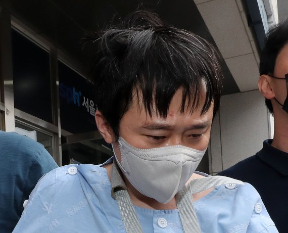 신당역 살인사건 가해자 전주환이 지난 15일 오후 서울 광진구의 한 병원에서 치료를 마치고 호송되고 있다. (뉴스1 DB)2022.9.19/뉴스1 ⓒ News1 박세연 기자