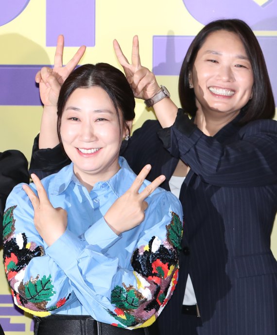 배우 라미란, 장유정 감독(오른쪽)이20일 서울 강남구 코엑스 메가박스에서 열린 영화 '정직한 후보2' 언론 시사회 및 기자간담회에서 포즈를 취하고 있다. '정직한 후보2'는 화려한 복귀의 기회를 잡은 전 국회의원 주상숙(라미란 분)과 그의 비서 박희철(김무열 분)이 '진실의 주둥이'를 쌍으로 얻게 되며 더 큰 혼돈의 카오스로 빠져드는 이야기를 그린 코미디 영화다. 2022.9.20/뉴스1 ⓒ News1 권현진 기자