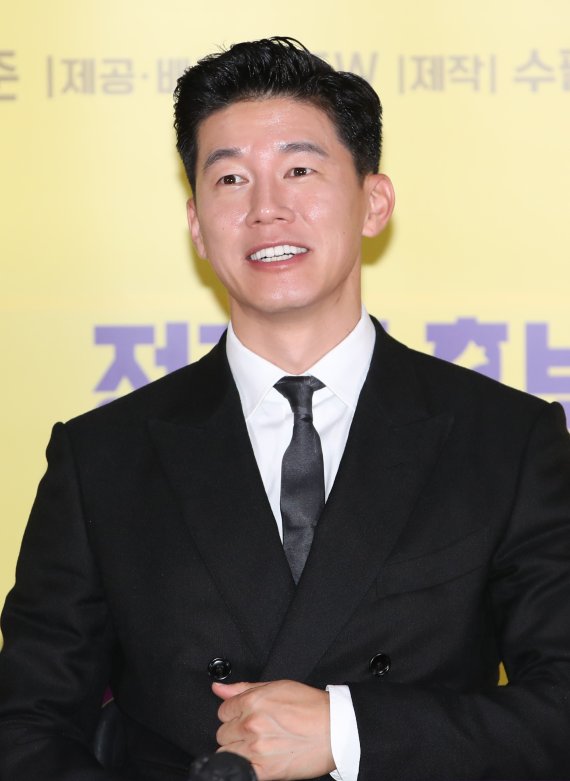 배우 김무열이 20일 서울 강남구 코엑스 메가박스에서 열린 영화 '정직한 후보2'(감독 장유정) 언론 시사회 및 기자간담회에서 미소를 짓고 있다. '정직한 후보2'는 화려한 복귀의 기회를 잡은 전 국회의원 주상숙(라미란 분)과 그의 비서 박희철(김무열 분)이 '진실의 주둥이'를 쌍으로 얻게 되며 더 큰 혼돈의 카오스로 빠져드는 이야기를 그린 코미디 영화다. 2022.9.20/뉴스1 ⓒ News1 권현진 기자