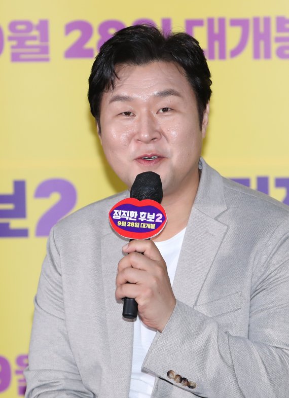 배우 윤경호가 20일 서울 강남구 코엑스 메가박스에서 열린 영화 '정직한 후보2'(감독 장유정) 언론 시사회 및 기자간담회에서 인사말을 하고 있다. '정직한 후보2'는 화려한 복귀의 기회를 잡은 전 국회의원 주상숙(라미란 분)과 그의 비서 박희철(김무열 분)이 '진실의 주둥이'를 쌍으로 얻게 되며 더 큰 혼돈의 카오스로 빠져드는 이야기를 그린 코미디 영화다. 2022.9.20/뉴스1 ⓒ News1 권현진 기자