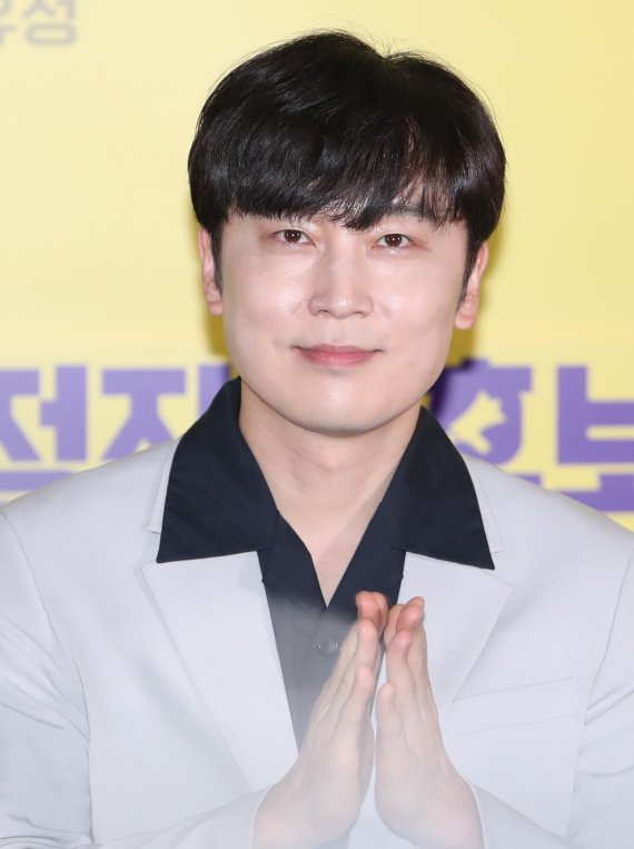 배우 서현우가 20일 서울 강남구 코엑스 메가박스에서 열린 영화 '정직한 후보2'(감독 장유정) 언론 시사회 및 기자간담회에서 박수를 치고 있다. '정직한 후보2'는 화려한 복귀의 기회를 잡은 전 국회의원 주상숙(라미란 분)과 그의 비서 박희철(김무열 분)이 '진실의 주둥이'를 쌍으로 얻게 되며 더 큰 혼돈의 카오스로 빠져드는 이야기를 그린 코미디 영화다. 2022.9.20/뉴스1 ⓒ News1 권현진 기자