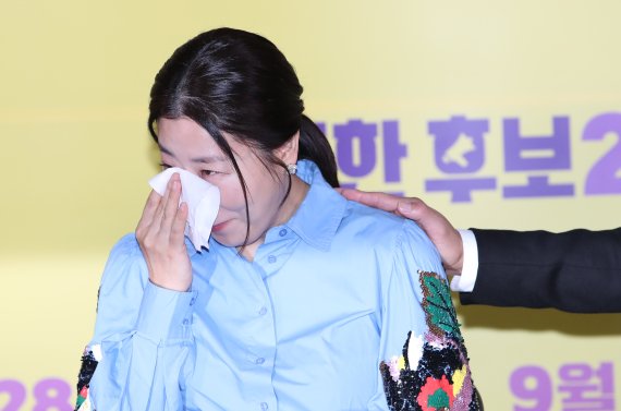 배우 라미란이 20일 서울 강남구 코엑스 메가박스에서 열린 영화 '정직한 후보2'(감독 장유정) 언론 시사회 및 기자간담회에서 눈물을 닦고 있다. '정직한 후보2'는 화려한 복귀의 기회를 잡은 전 국회의원 주상숙(라미란 분)과 그의 비서 박희철(김무열 분)이 '진실의 주둥이'를 쌍으로 얻게 되며 더 큰 혼돈의 카오스로 빠져드는 이야기를 그린 코미디 영화다. 2022.9.20/뉴스1 ⓒ News1 권현진 기자