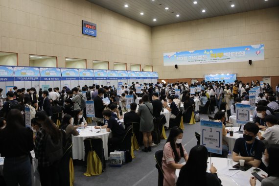 가천대가 20일 개최한 ‘가천멘토와 함께 즐기는 직무박람회’ 모습.(가천대 제공)