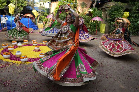전통 의상을 입고 가르바 춤을 추는 인도 여성들. AP/뉴시스