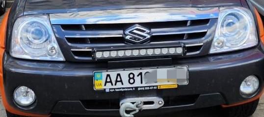 바르샤바 시내에 우크라이나 국가 표시(UA) 번호판을 달고 있는 차량 사진=김영권 기자