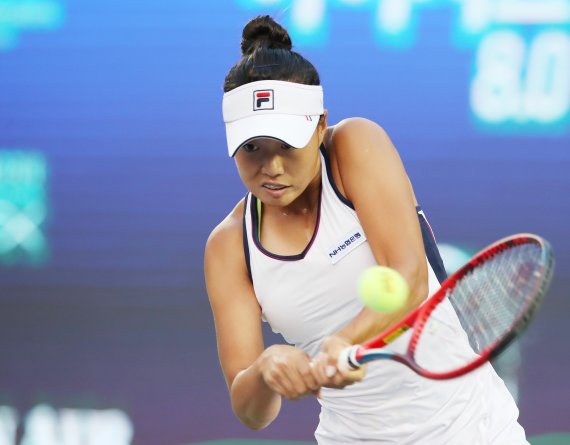 [서울=뉴시스] 조수정 기자 = 20일 오후 서울 송파구 올림픽공원 테니스경기장에서 열린 여자프로테니스(WTA)투어 하나은행 코리아오픈 단식 32강, 정보영(한국·698위)이 2017년 프랑스오픈 우승자인 옐레나 오스타펜코(라트비아·15위)를 상대로 경기하고 있다. 2022.09.20. chocrystal@newsis.com
