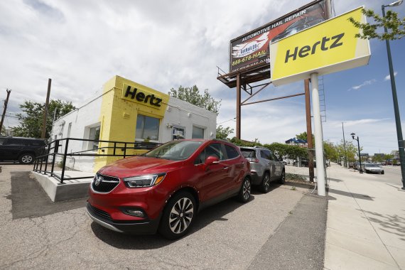 미국 콜로라도주 덴버의 허츠 사무소 앞에 2020년 5월 23일(현지시간) 자동차들이 서 있다. GM은 20일 허츠가 앞으로 5년간 자사 전기차 17만5000대를 공급받기로 했다고 발표했다. AP연합