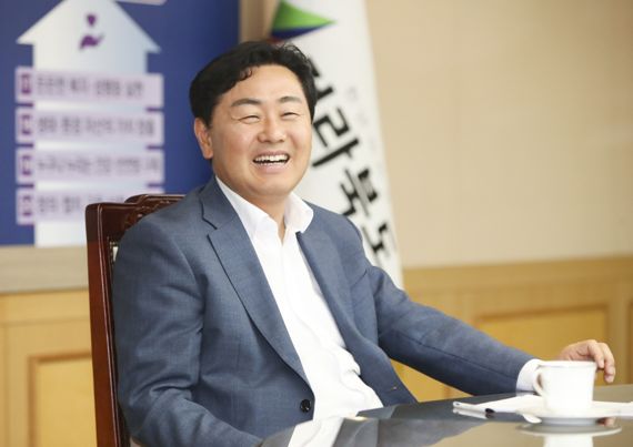 김관영 전북도지사는 지난 6일 전북도청 집무실에서 파이낸셜뉴스와 인터뷰 하며 자신의 비전에 대해 말했다. 그는 인터뷰 중 인간적인 모습으로 웃음을 보이기도 했다.