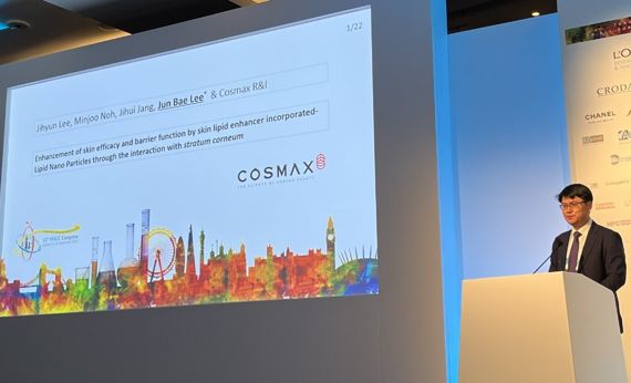 이준배 코스맥스 기반기술연구랩장이 영국 IFSCC에서 '스킨 커뮤니케이터'에 대해 발표를 하고 있다. 코스맥스 제공.