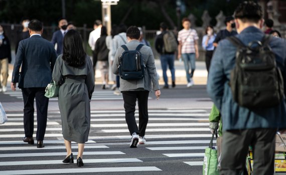 서울 종로구 세종대로 사거리 횡단보도에서 외투를 입은 시민들이 발걸음을 재촉하고 있다. 뉴스1 제공.