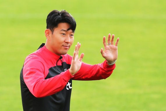 대한민국 축구대표팀 손흥민이 19일 오후 경기 파주 국가대표 트레이닝센터(NFC)에서 열린 오픈트레이닝에서 팬들을 향해 인사하고 있다. 파울루 벤투 감독이 이끄는 대한민국 축구대표팀은 오는 23일 고양종합운동장에서 코스타리카와 맞대결을 펼친 뒤, 27일 서울월드컵경기장에서 카메룬을 상대한다. 2022.9.19/뉴스1 ⓒ News1 이광호 기자