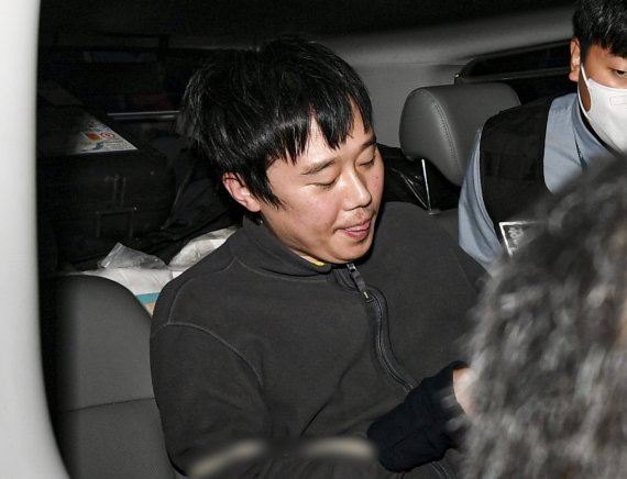 신당역 살인사건 피의자인 전주환(31)이 21일 오전 서울 중구 남대문경찰서에서 검찰로 송치되고 있다. /뉴시스