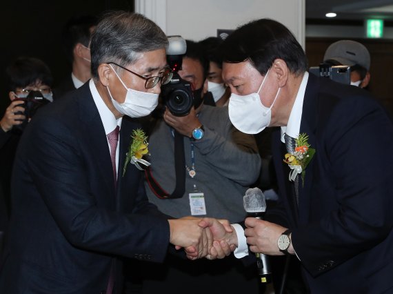 "문형배, 尹 탄핵인용이 사명인양 날뛰어"..편파 논란 제기한 尹멘토
