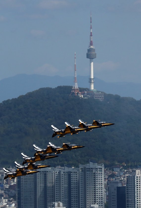 [서울=뉴시스] 이영환 기자 = 21일 오후 서울 여의도 상공에서 대한민국 공군 특수비행팀 블랙이글스가 'K-밀리터리 페스티벌' 행사를 위한 사전 훈련을 하고 있다. 2022.09.21. 20hwan@newsis.com
