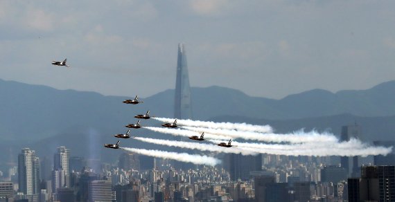 [서울=뉴시스] 이영환 기자 = 21일 오후 서울 여의도 상공에서 대한민국 공군 특수비행팀 블랙이글스가 'K-밀리터리 페스티벌' 행사를 위한 사전 훈련을 하고 있다. 2022.09.21. 20hwan@newsis.com