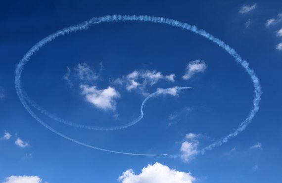 [서울=뉴시스] 이영환 기자 = 21일 오후 서울 여의도 상공에서 대한민국 공군 특수비행팀 블랙이글스가 'K-밀리터리 페스티벌' 행사를 위한 사전 훈련을 하고 있다. 2022.09.21. 20hwan@newsis.com